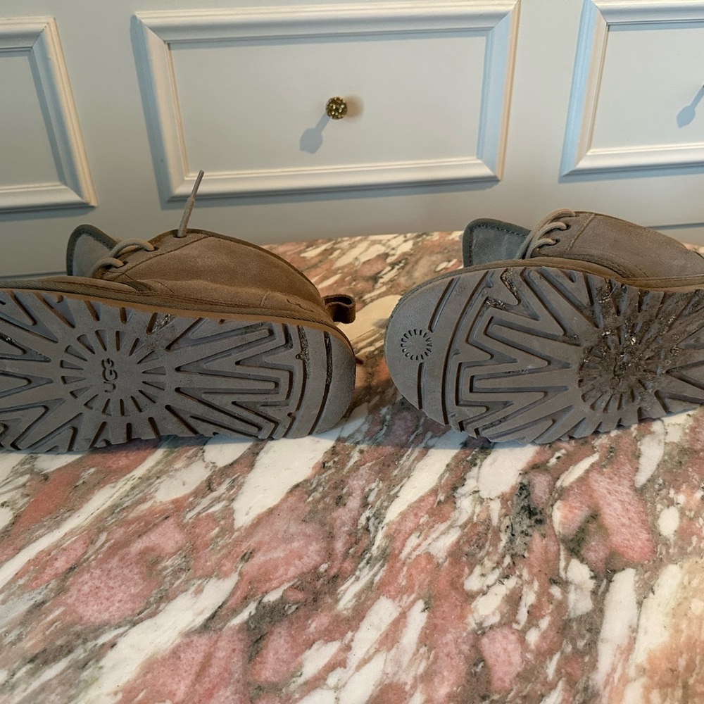 UGGS - Picture 4 of 16
